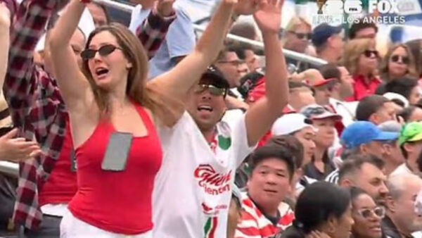 Aficionada canadiense pierde su móvil haciendo la ola en Mundial