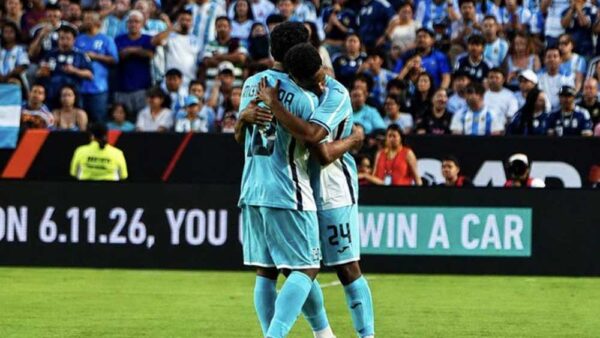 Abrazo de hermanos tras la derrota de Honduras ante Argentina