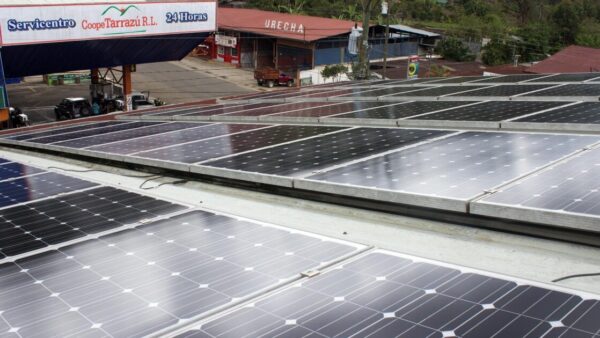 Costa Rica ordena regular paneles solares tras cuatro años