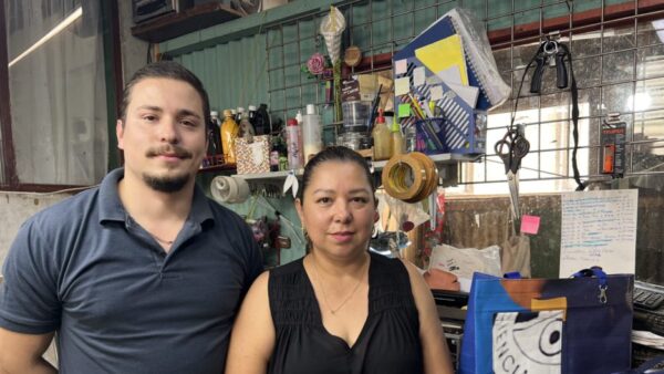 ¿Cómo se transforman vallas publicitarias en bolsos reutilizables?