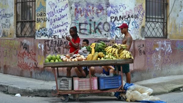 Cuba adopta medidas capitalistas para mantener régimen comunista