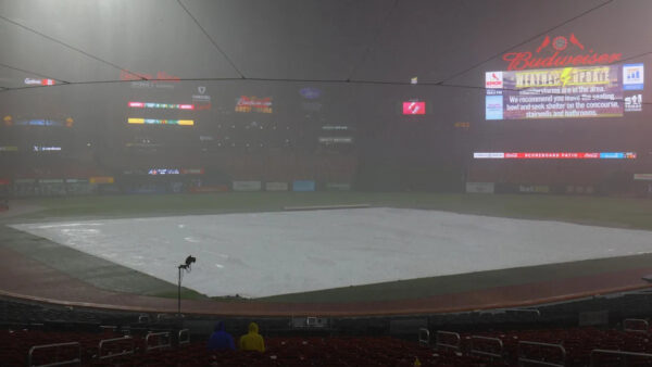 Braves caen 2-1 ante Cardinals tras demora por lluvia