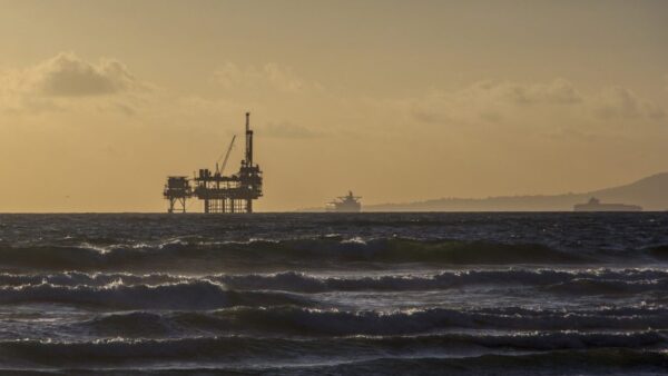 El petróleo supera los $100 mientras Oriente Medio enfrenta nueva escalada bélica