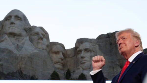 Trump sugiere ser esculpido en el Monte Rushmore