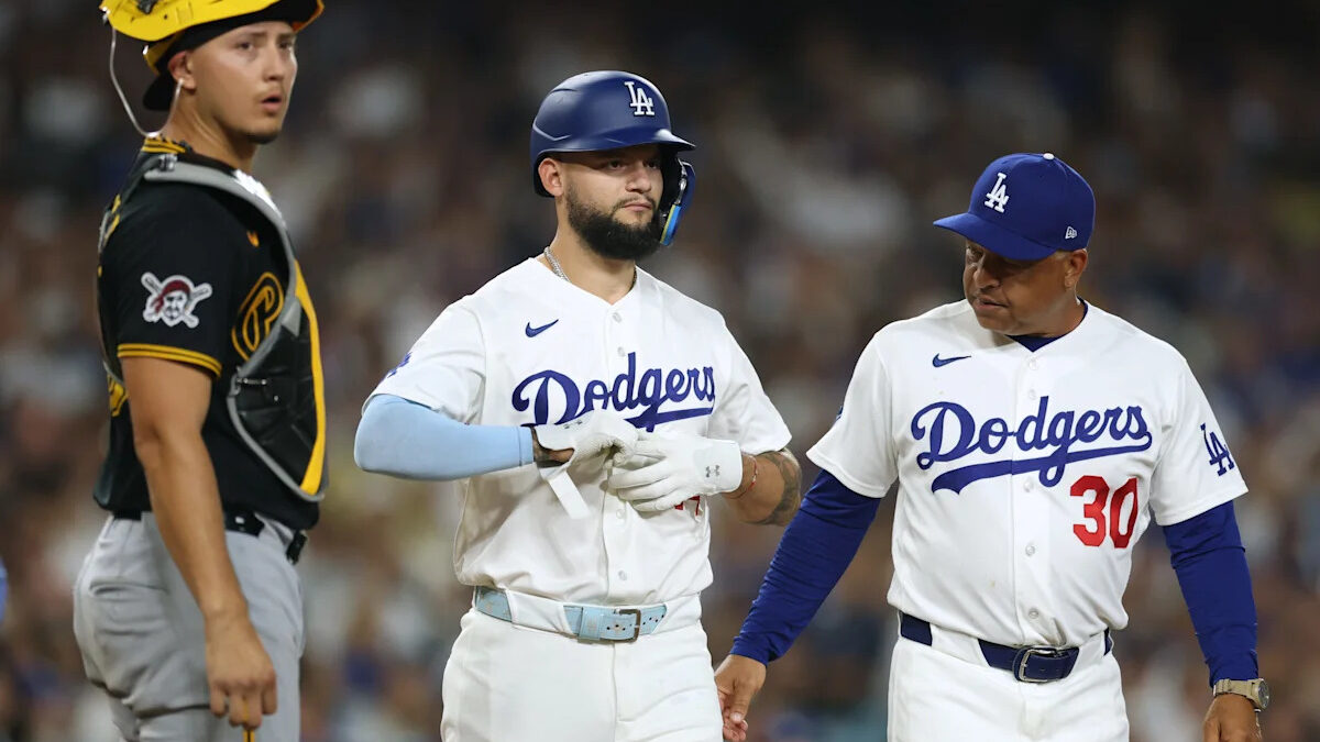 Andy Pages abandona juego tras pelotazo en mano izquierda