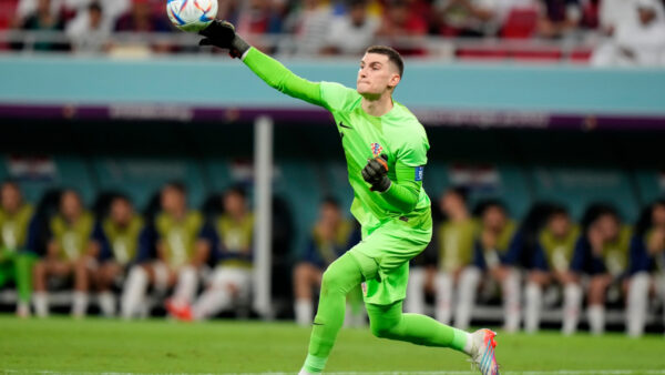 Barcelona negocia fichar a Livakovic como relevo de Szczesny