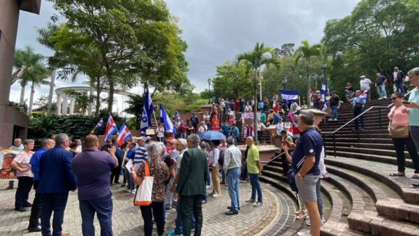 Costarricenses solicitan referéndum para retirar todos sus fondos del ROP