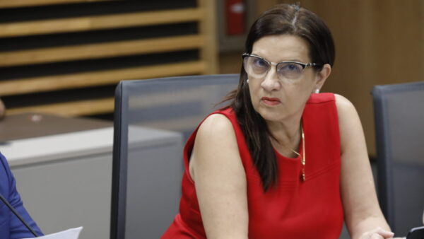 ¿Puede el Estado limitar el acceso de prensa a sesiones públicas?