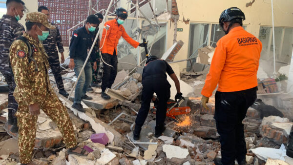 Terremoto de magnitud 7.7 deja dos muertos en Indonesia