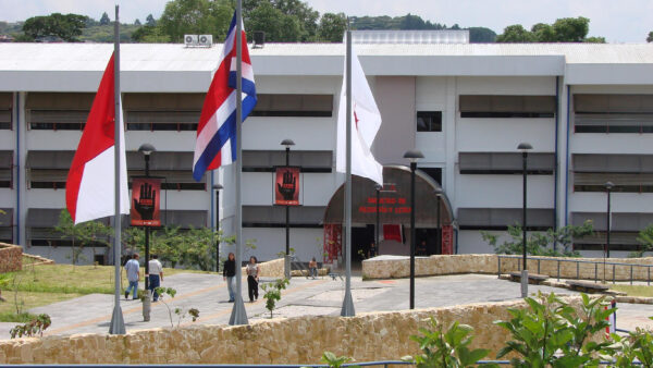 Universidad activa protocolo contra crisis de salud mental estudiantil
