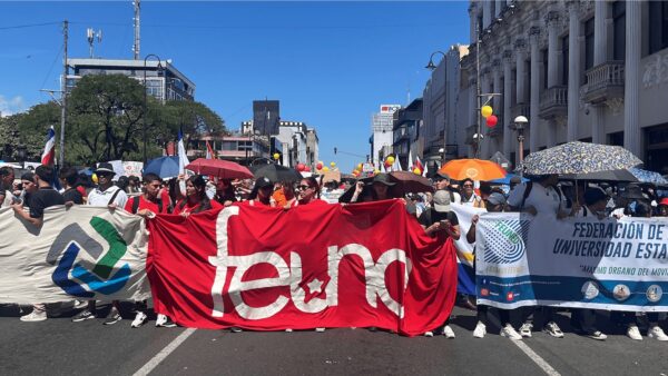 Estudiantes universitarios marchan en Costa Rica por crisis en financiamiento educativo